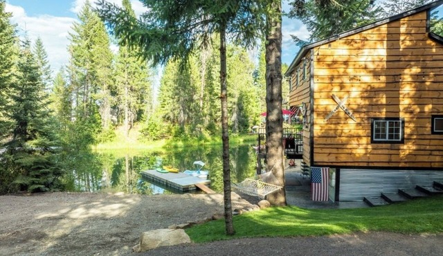 Marvelous 3-bedroom cabin located on beautiful Priest River
