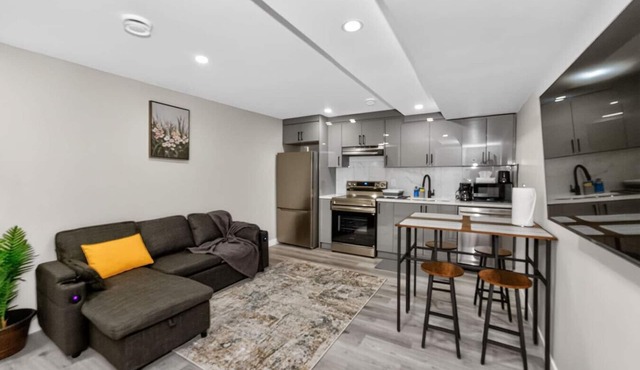 Modern 2BR Vacation Rental | Private Entrance, Near Airport, Downtown, SAIT & UofC - 4326 – DN