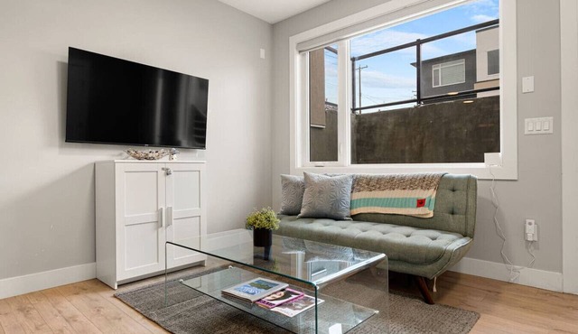 Modern and Pet-Friendly 1Br Suite Near Downtown