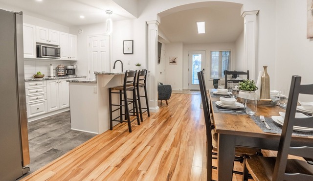 Modern, Bright Townhome - Sleeps9+Wifi+Close To Hwy