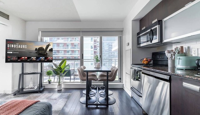 Modern Downtown Studio Private Patio in Toronto