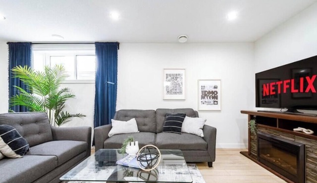 Modern Haven - Queen Bed - Wifi - Near Rogers and WEM!