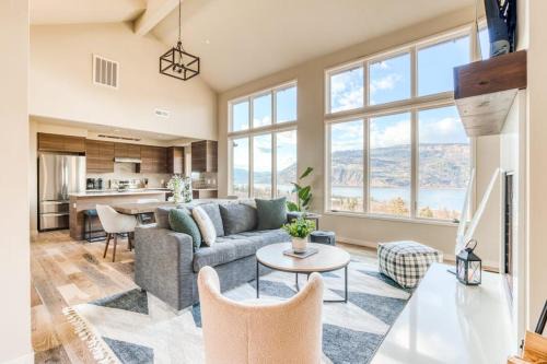 Modern mountain & river-view house with balcony deck gym and WiFi