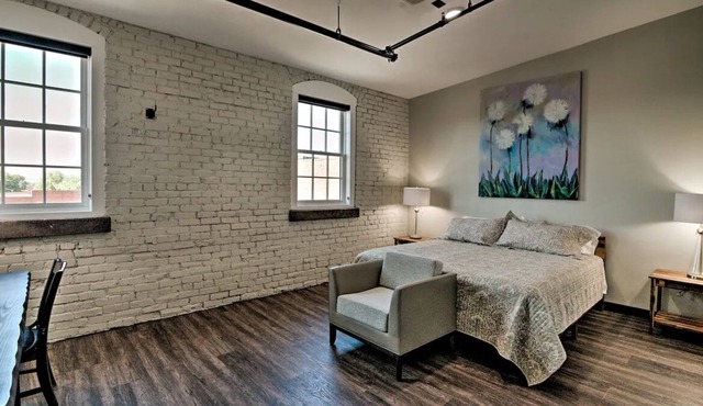Modern & Private Downtown Hickory Guest Retreat!