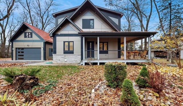 Modern Riverfront Home w/gas fireplace, patio, grill, & washer/dryer, Dogs-OK