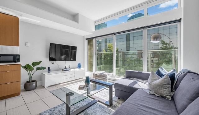 Modern Spacious Loft-Suite in Downtown Vancouver /Free Parking
