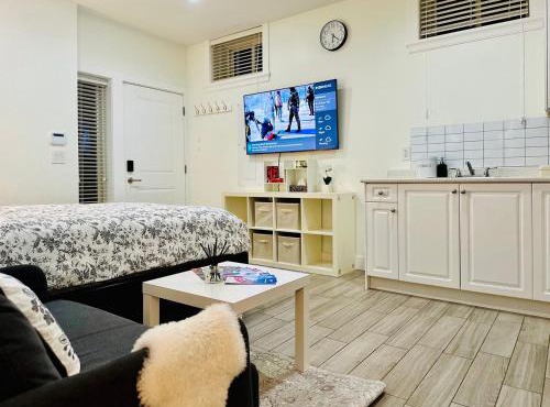 Modern Studio for 2 - Near SkyTrain to Downtown - Free Parking