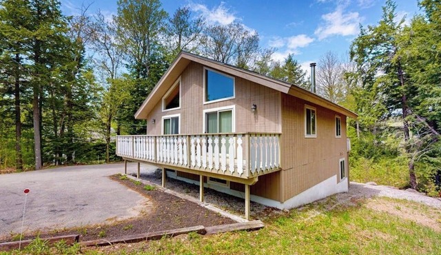 Mountain view private chalet close to ski, golf & Storyland