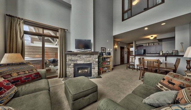 Multi level 3 bedroom condo, very close to ski-in/out trails
