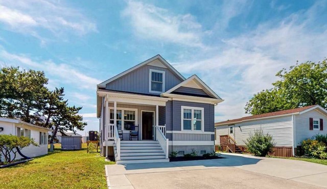 New home steps from Northside Park with shared pools, tennis & pickleball