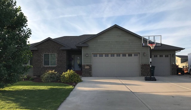 Nice, clean, large 4-Bedroom home between Sturgis and Rapid City