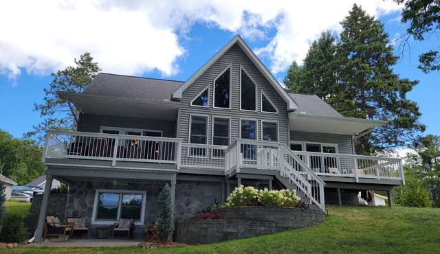 Northern MI Lakefront Retreat – Year-Round Oasis for 12 Guests