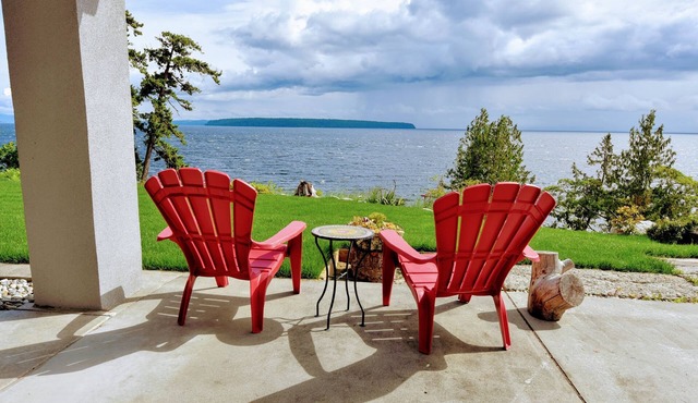 Oceanfront Getaway: Sunsets, Sauna & Hot Tub w 180 views. Tropical Garden Oasis.