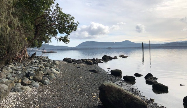 One Bedroom Waterfront Cottage with Beach Access - Sleeps 4