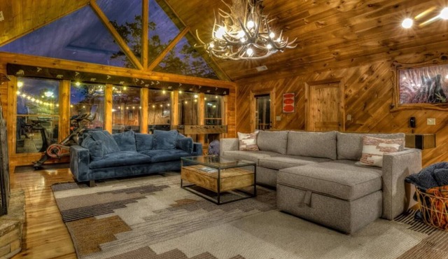 One Level, fire pit, hot tub, 3 acres, peloton!