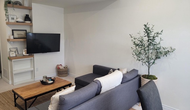 Open & Spacious 2bd/2.5bath Townhouse w/2offices