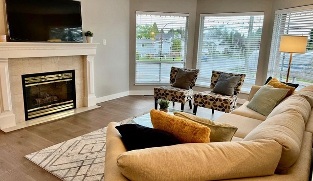 Peaceful Large Modern Home 3 BRD 2 Bath + Kitchen