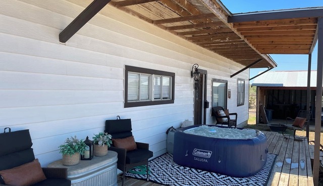 Peaceful & secluded 3 bed. On 24 acres. hot tub.