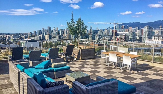 Perfect location/private patio/rooftops AMAZING VIEWS!/gym/courtyard