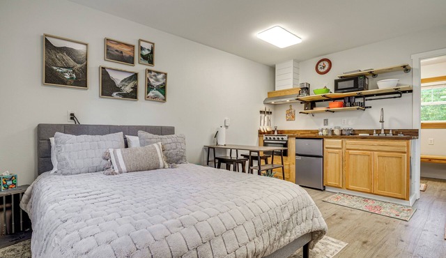 Pet-Friendly Quaint Cottage: Park-Like Setting