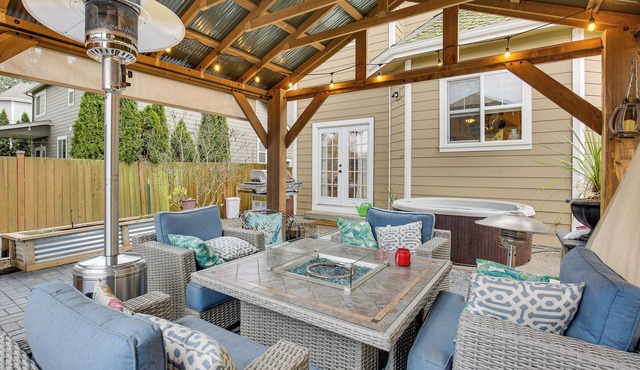 Pool, Hot Tub + Fire Pit: Family Home By U of O!