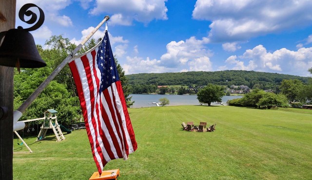 Private Home, Dock, Hot Tub, Lakefront, Large yard