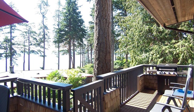 Private waterfront cottage on Malaspina Strait