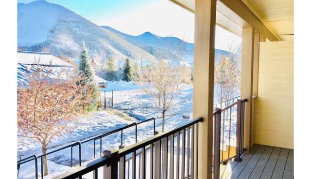 Professionally designed mountain live/work retreat. 3BR/2.5BA w/attached garage