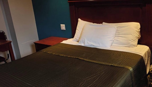 Queensway Motel