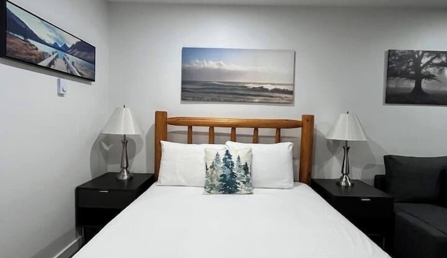 Quiet Creekside Studio, Top floor + Hot Tub/Sauna