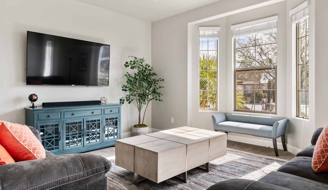 Red Cliffs Getaway: EV Charger, Community Pool + Hot Tub in Washington