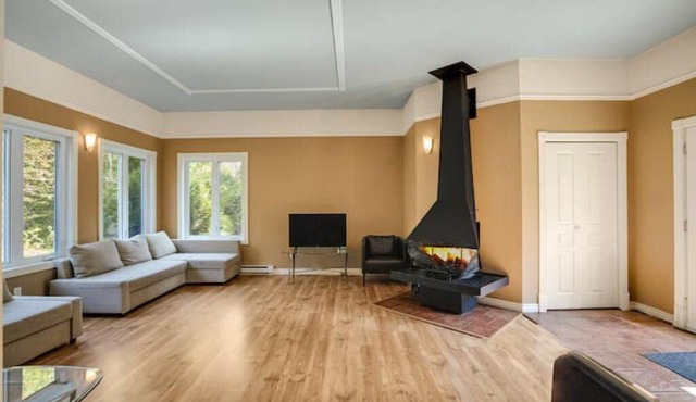 River Access Chalet: Hot Tub, Kayak & Firepit
