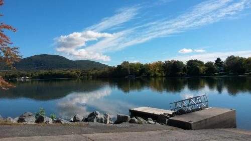 River & Mountain View 2BR Apartment Private Parking