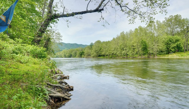 Riverfront Shenandoah Getaway w/Kayaks & Tubes!