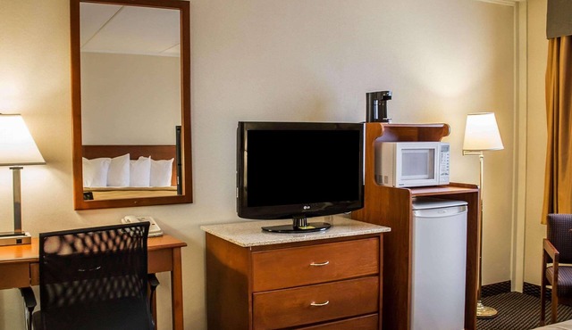Rodeway Inn & Suites in Youngstown