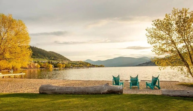 Romantic Lakeside studio suite w/pool, deck, gym, pickle ball