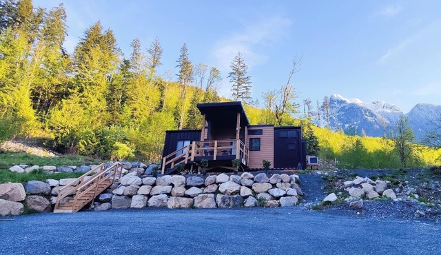 Romantic, luxury tiny house in the mountains, 2 mins to Kawkawa Lake.