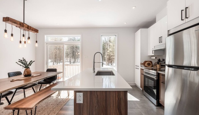 Rustic Chic 2BR Retreat with Hot Tub in the heart of Lanaudière