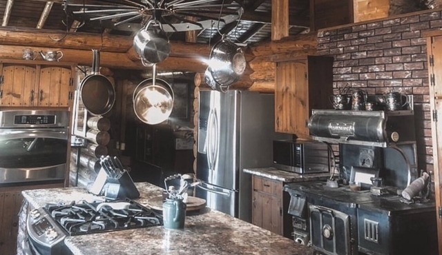 Rustic Log Cabin - Nestled in the trees perfect for privacy. A retreat awaits :)