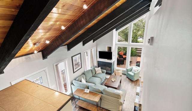 Sandy Beach Hideaway. Cozy and Bright. Entire house steps from the Sandy Beach!