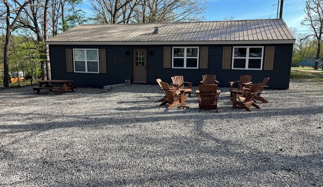 Secluded Waterfront Getaway - Huge Game Room, Fire Pit, 2.5 BR + 5 bed Bunk Room in Eagle Rock