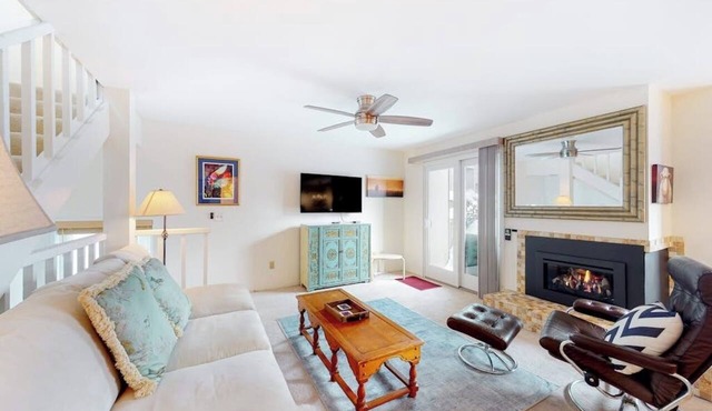 Second-floor condo with hot tub, pool, free WiFi, & gas fireplace - near slopes