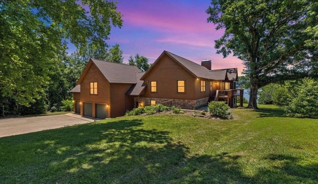 Serene Midweek Workations + Ultimate Weekend Playtime on Beaver Lake in Springdale
