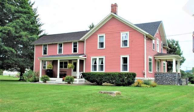 Sleeps 20! Spacious! spotless! Just 1 minute to CDP, Near restaurants and shops!