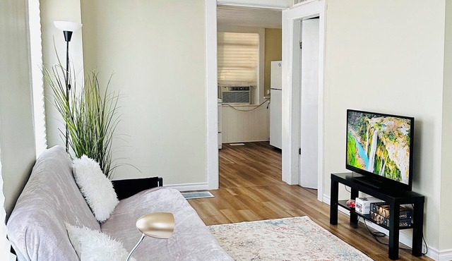 Spacious 2BR House with Netflix, BBQ, and Patio Near City Centre