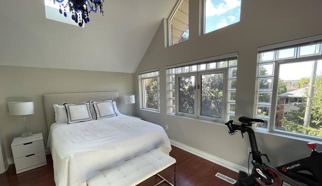 Spacious 3-bdrm in leafy Hillcrest Village