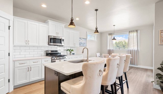 Spacious 3BR | 2.5BA 2-Story Easy Parking in Boardman