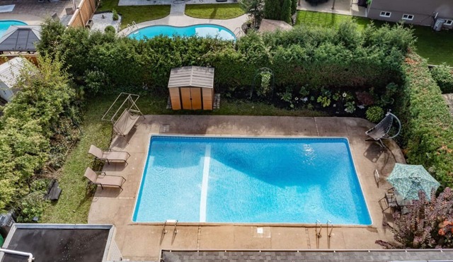 Spacious 5 bedroom home with pool and all-year hot tub. 17 Minutes from YYZ.