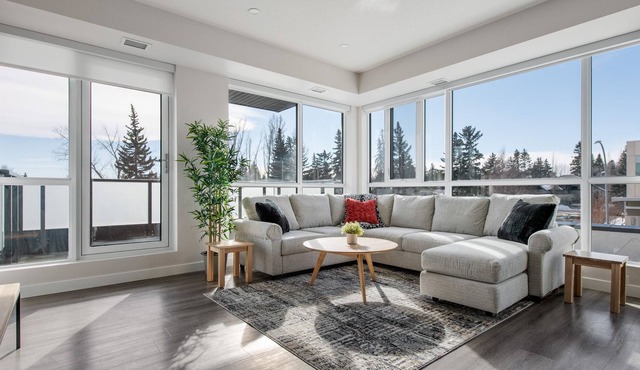 Spacious Corner Unit + Natural light Free Parking✨ in Calgary