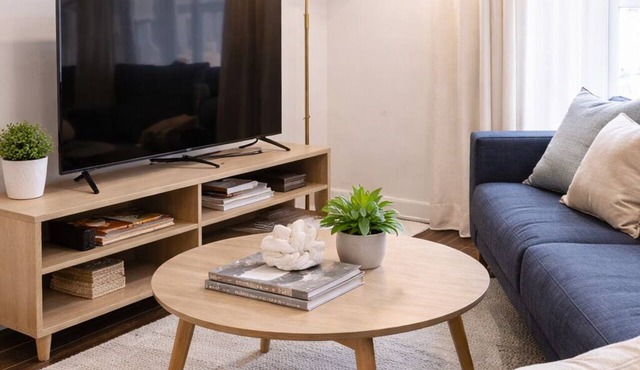 Spacious Downtown Toronto 2BR for Four